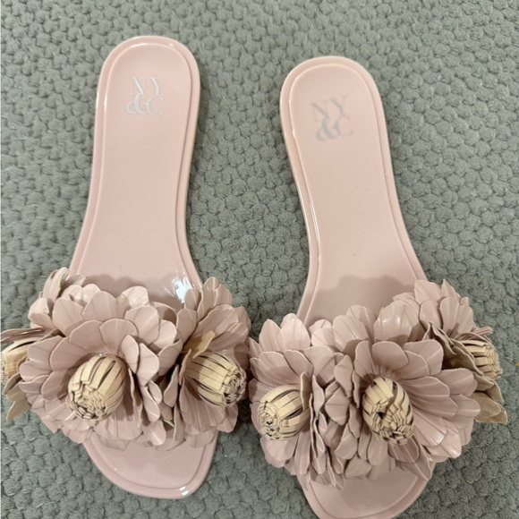 Size 7 sandals - Picture 1 of 6